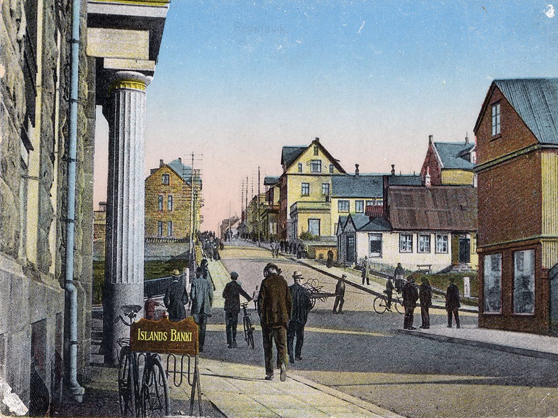 Reykjavík um það leyti sem Sigurhans Vignir fluttist þangað um 1917 til að læra ljósmyndun  á ljósmyndastofu Jóns J. Dahlmann og Ólafs Oddssonar að Þingholtsstræti 3.   Brjefspjald sem sýnir Bankastræti um 1920. Helgi Árnason, Reykjavík. 